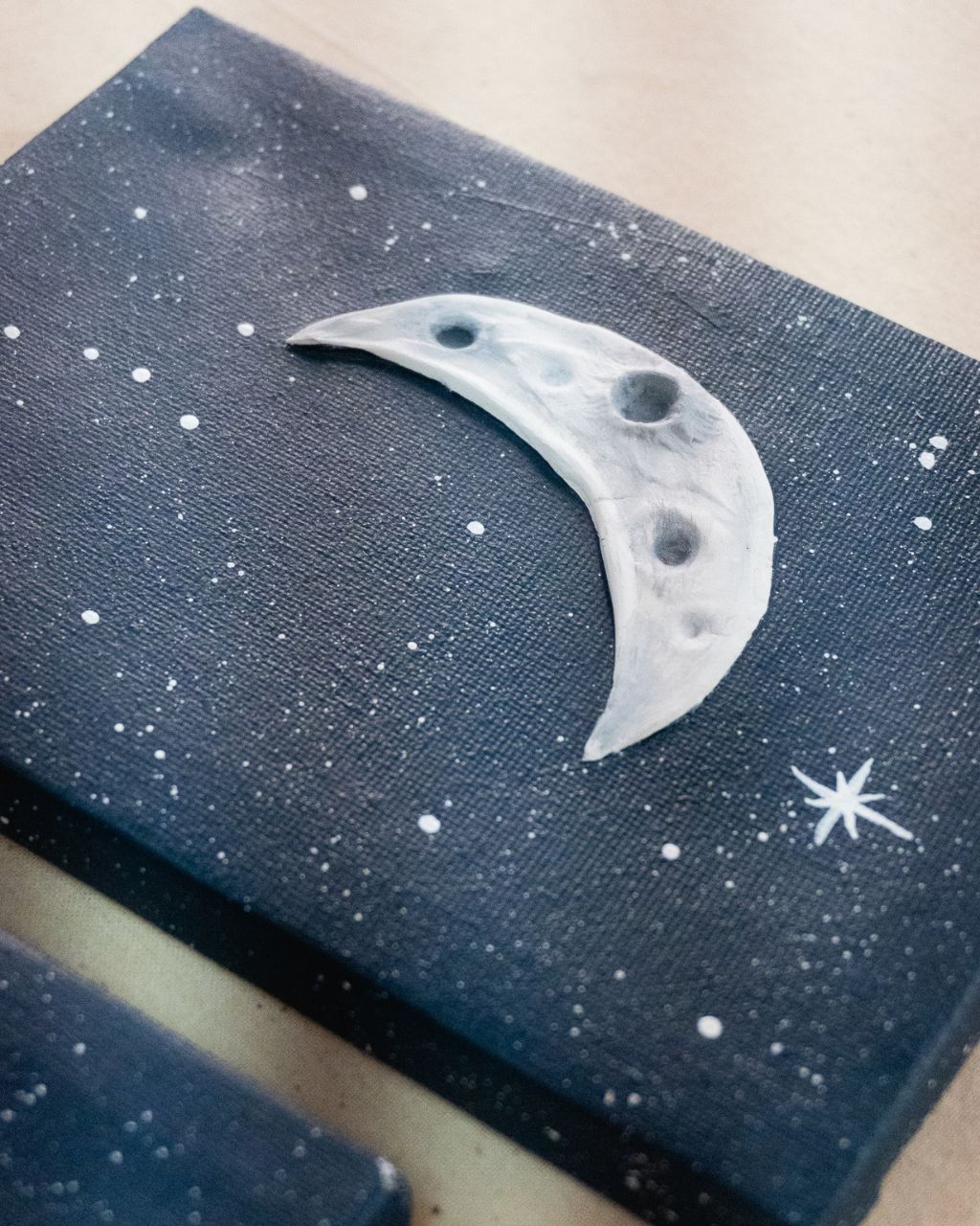 Arte en alto relive, hechas en yeso sobre lienzo, obra luna creciente de 20 x 15 cm.
