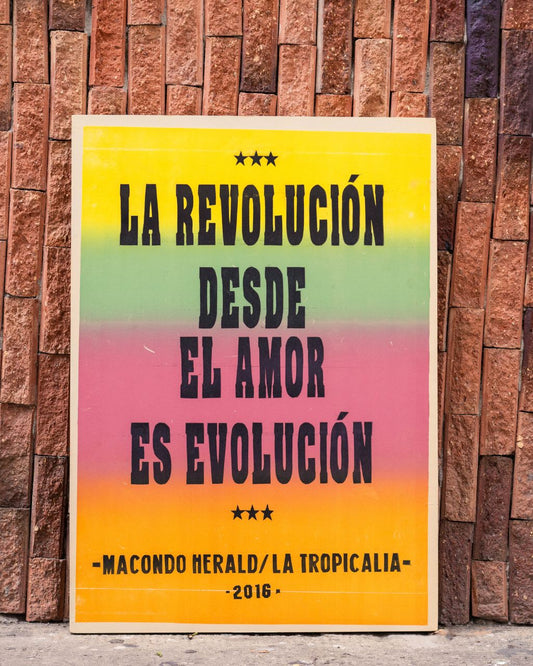 Poster de La Tropicalia y Macondo Herald: 'La revoluión desde el amor es evolución'