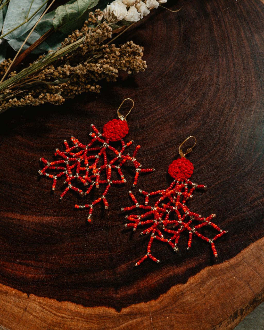 Arete coral hecho a mano rojo.