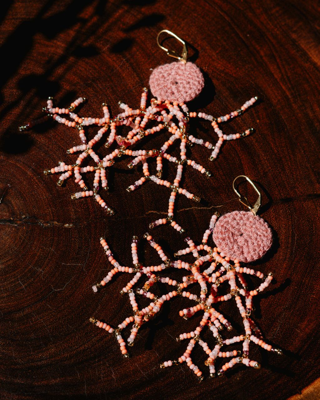 Arete coral hecho a mano rosado.