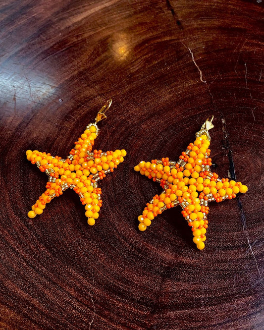 Estrellas de mar hechas a mano de color amarillo.