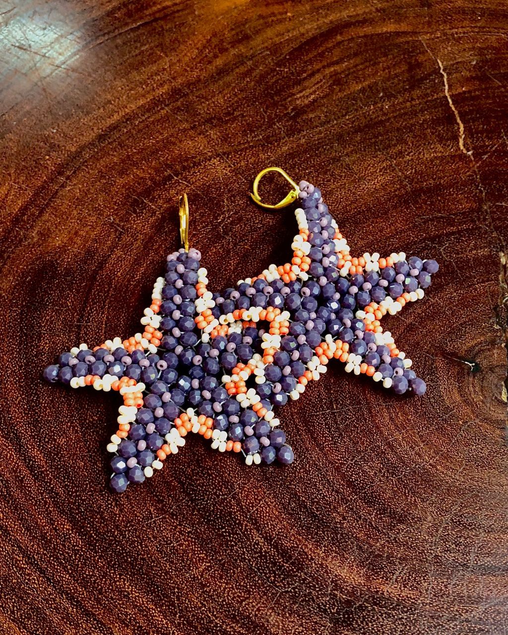 Estrellas de mar hechas a mano de color morado.