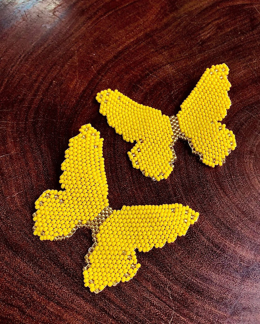 Aretes de mariposa hechos a mano.