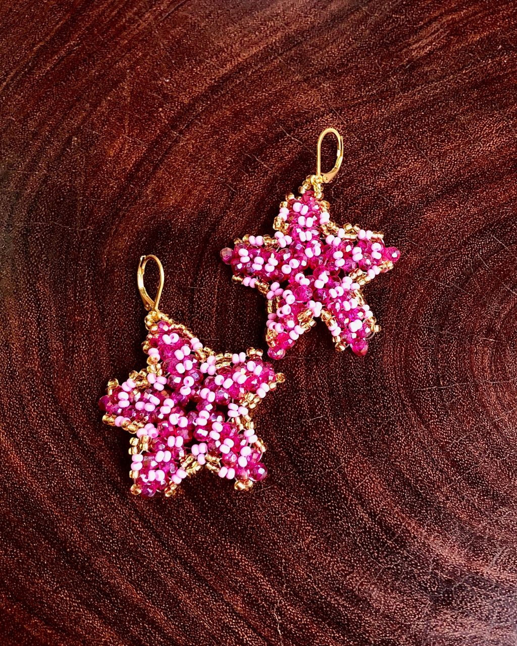 Estrellas de mar hechas a mano de color fucsia.