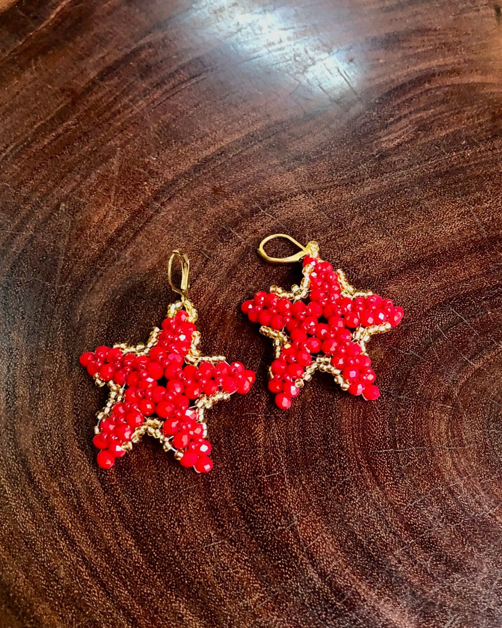 Estrellas de mar hechas a mano de color rojo.