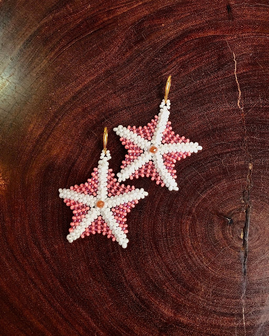 Estrellas de mar hechas a mano de color rosado.