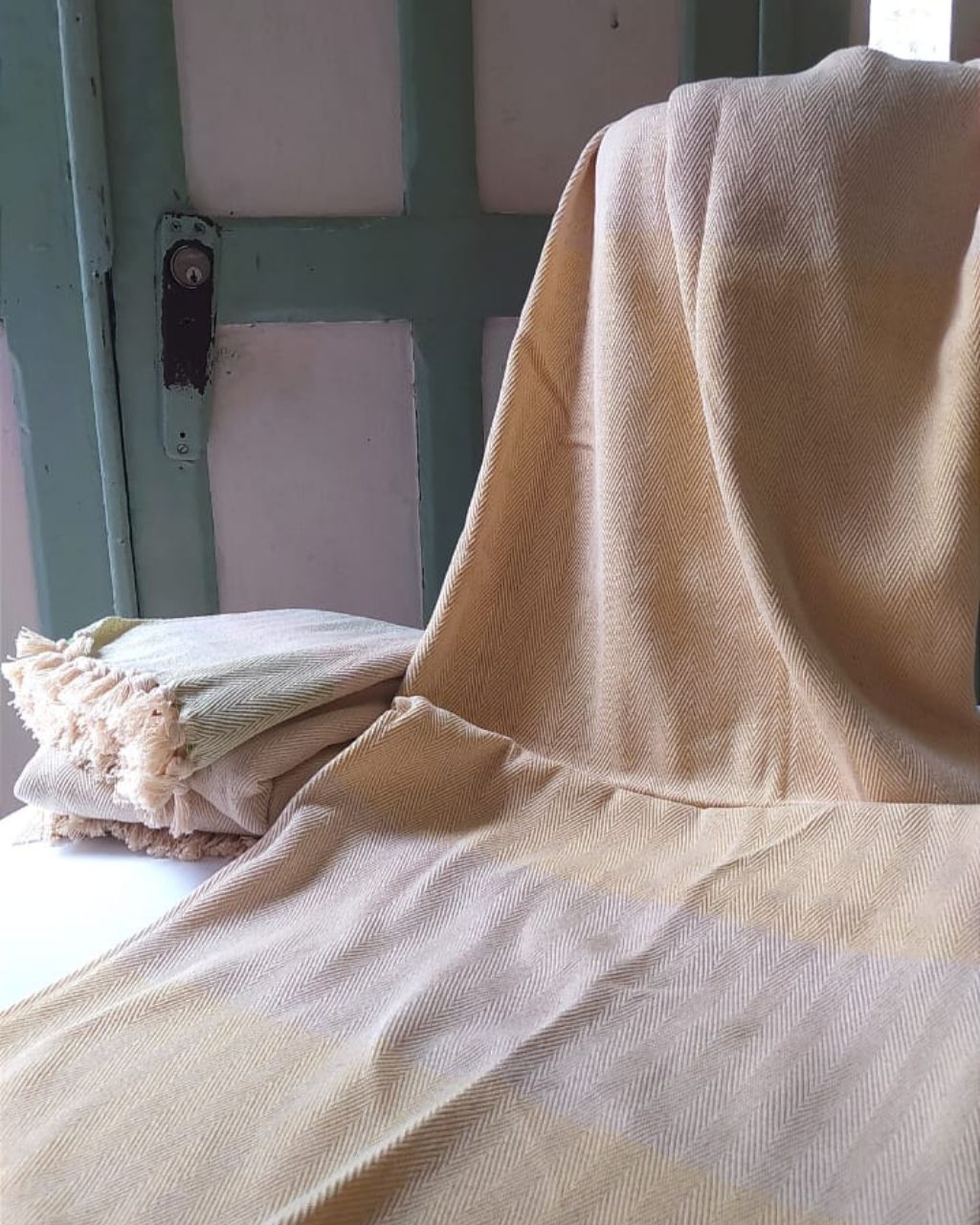 Mantas de algodón hechos por artesanos de la Sierra Nevada de Santa Marta, en color natural y amarillo.