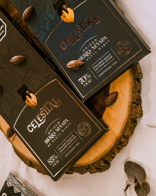 Barras de chocolate Celestial vegano de 70% y notas cítricas, 85% cacao con intensidad equilibrada, origen Sierra Nevada de Santa Marta.