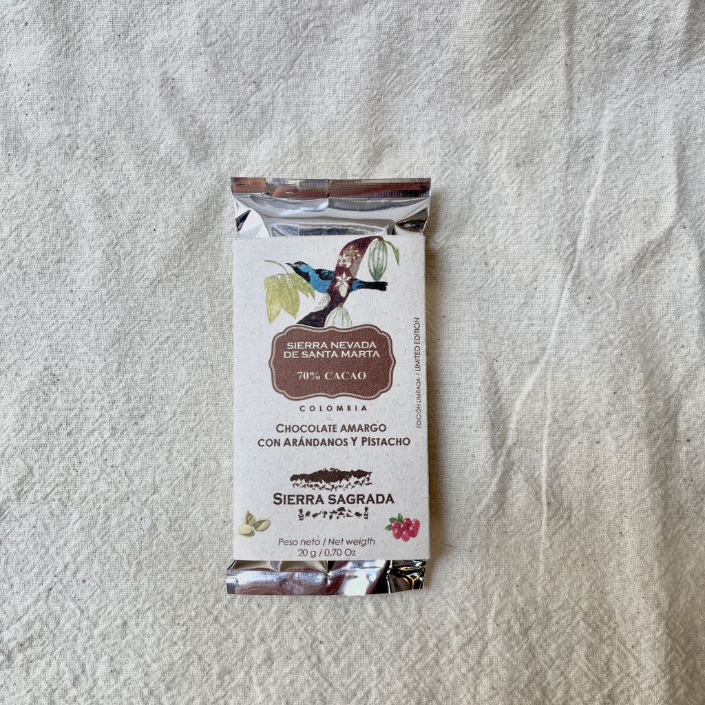 Mini chocolatinas con 70% de cacao proveniente de la Sierra Nevada de Santa Marta, con arándanos y pistacho.