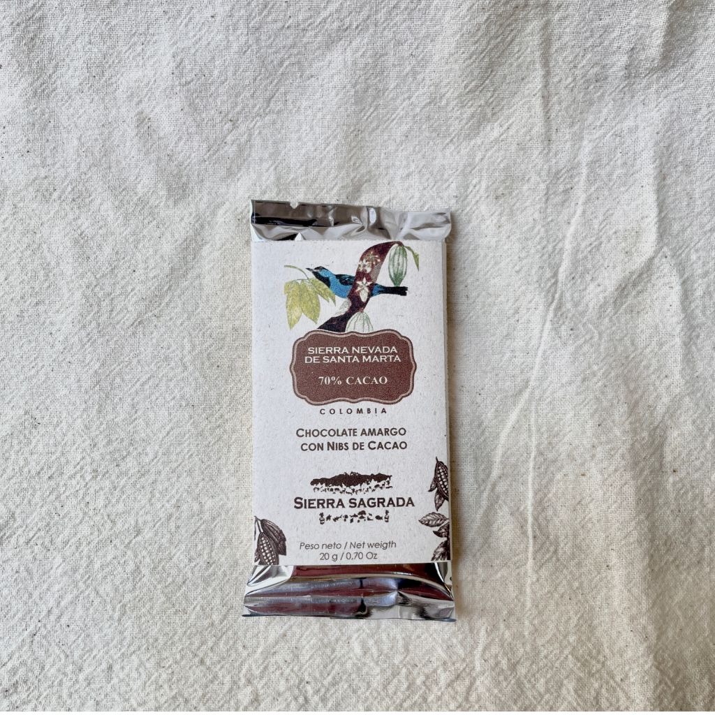 Mini chocolatinas con 70% de cacao proveniente de la Sierra Nevada de Santa Marta, con nibs de cacao.