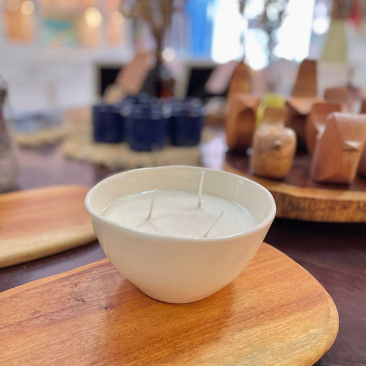 Vela de soya de 300 gramos en cerámica blanca esmaltada hecha a mano en Colombia.