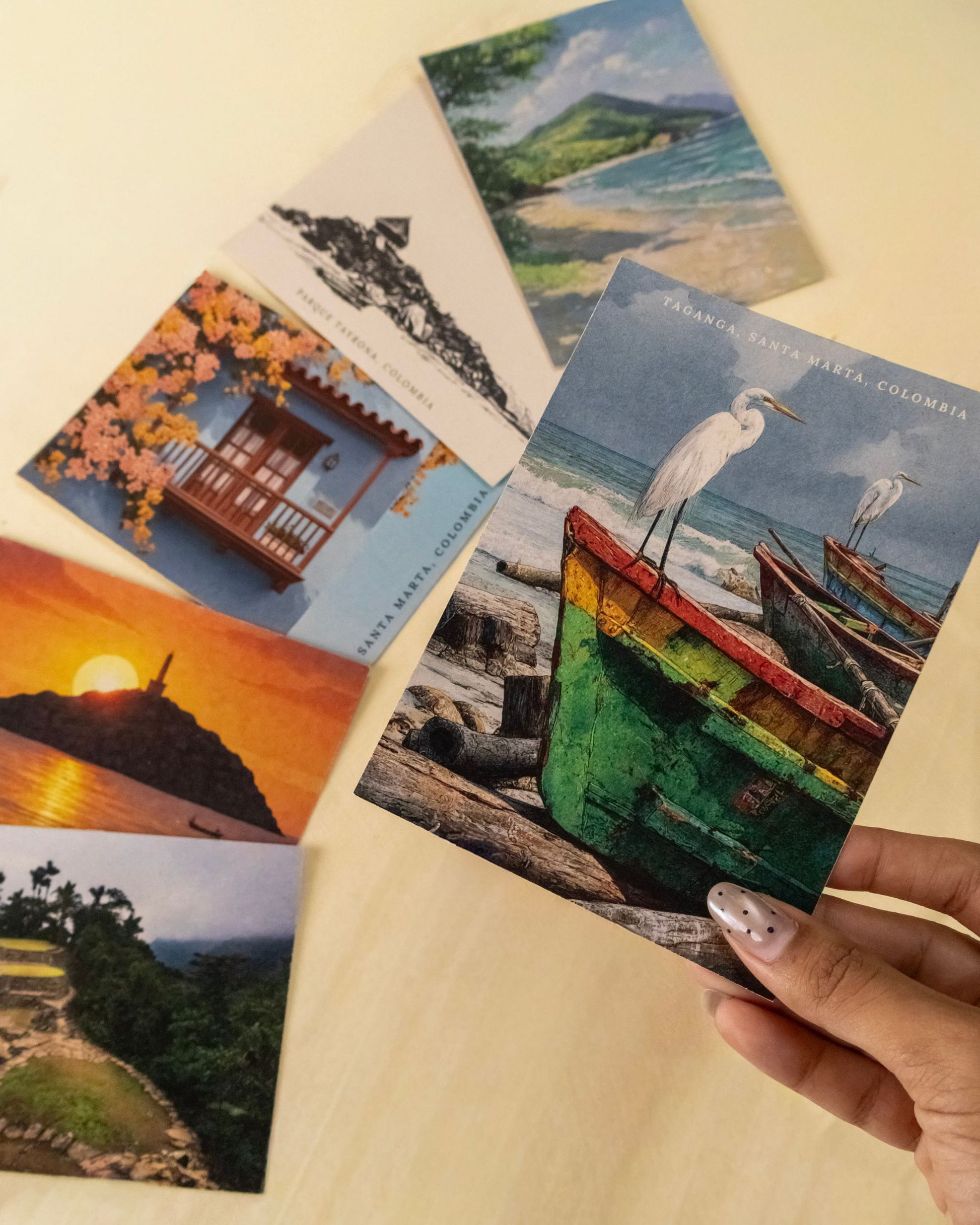 Kit de postales Paisajes del Caribe, con ilustraciones de Taganga, arquitectura local y atardeceres
