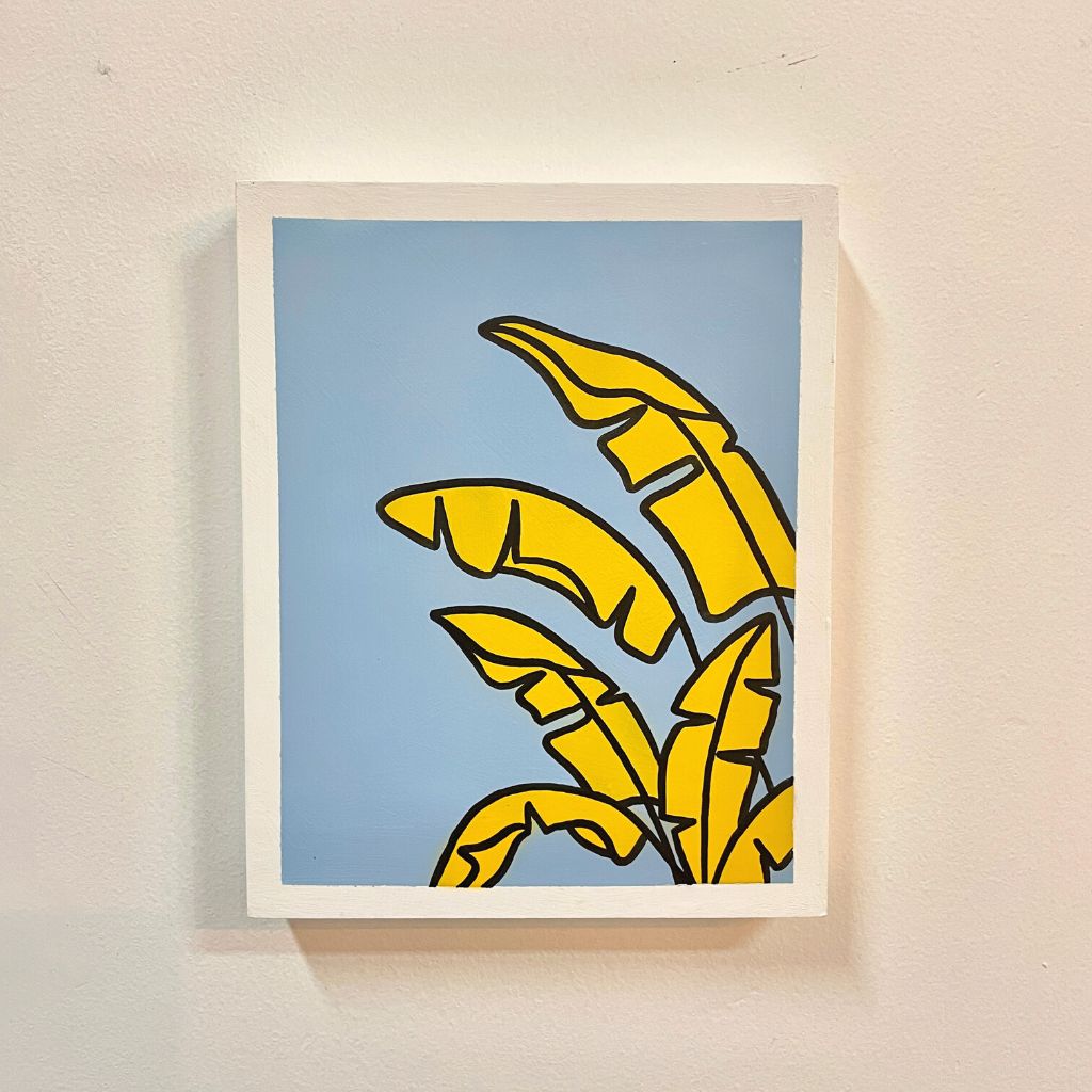 Arte con la técnica de línea clara que ilustra hoja de plátano amarillo sobre color cielo.