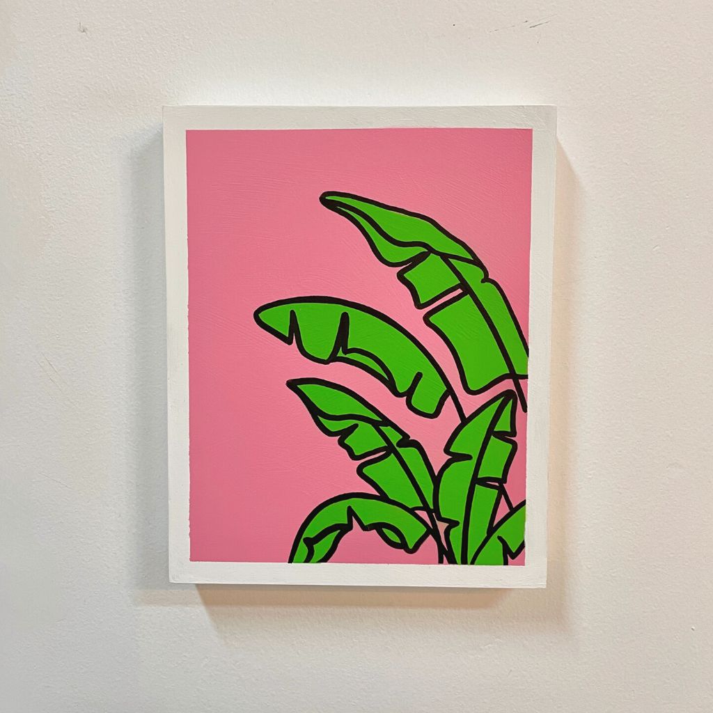 Arte con la técnica de línea clara que ilustra hoja de plátano verde sobre color rosado.