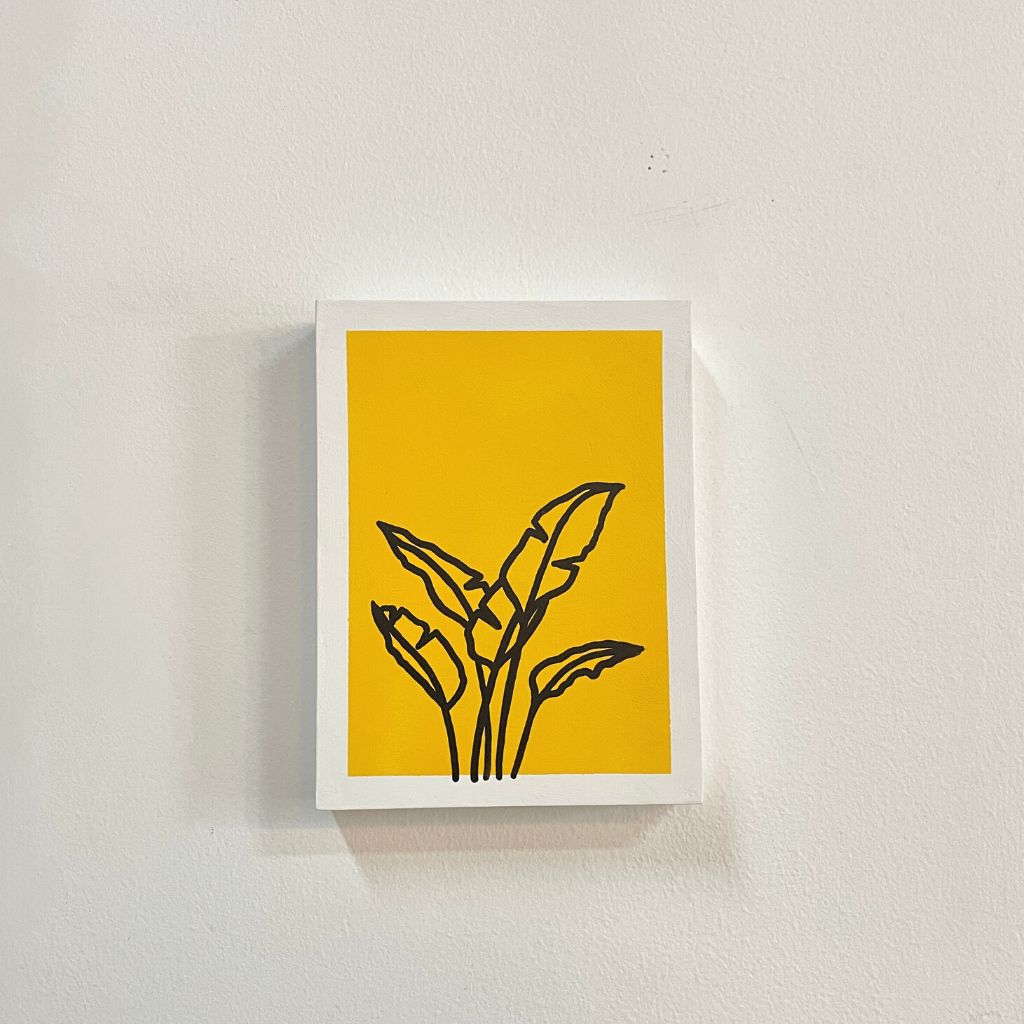 Arte con la técnica de línea clara que ilustra mini hoja de plátano traslúcida sobre color amarillo, tamaño 17.5 x 22.5 cm.