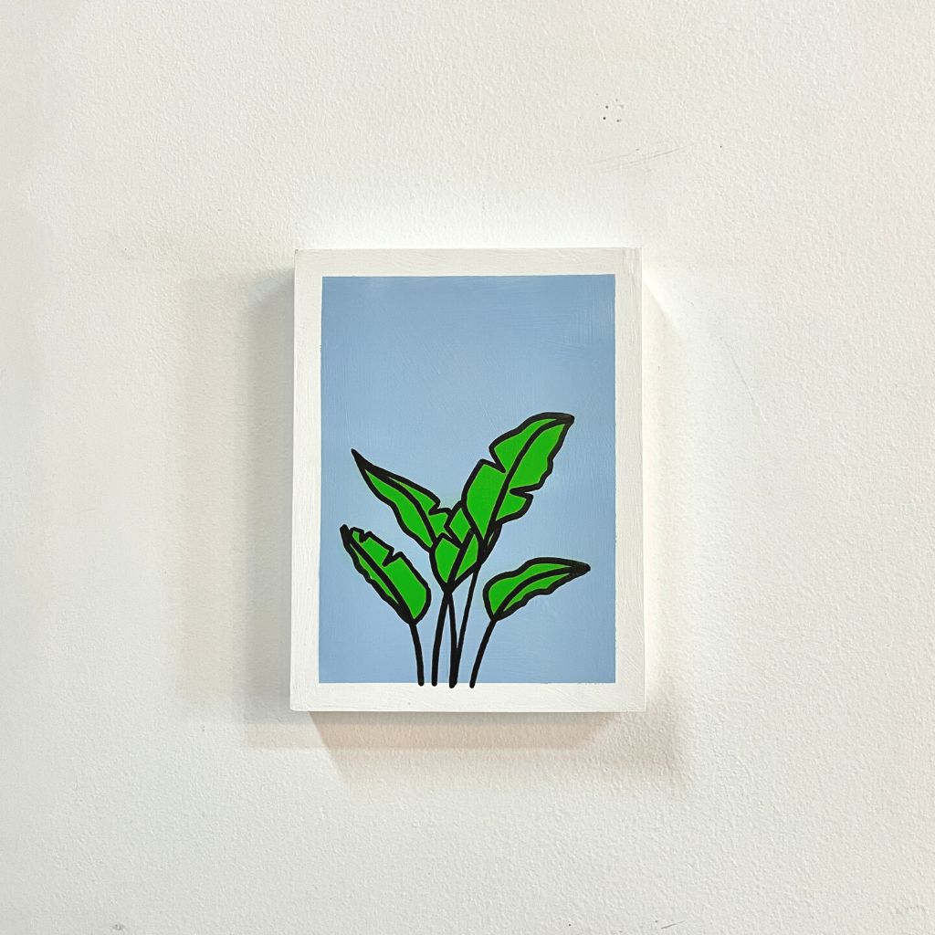 Arte con la técnica de línea clara que ilustra mini hoja de plátano verde sobre color cielo, tamaño 17.5 x 22.5 cm.