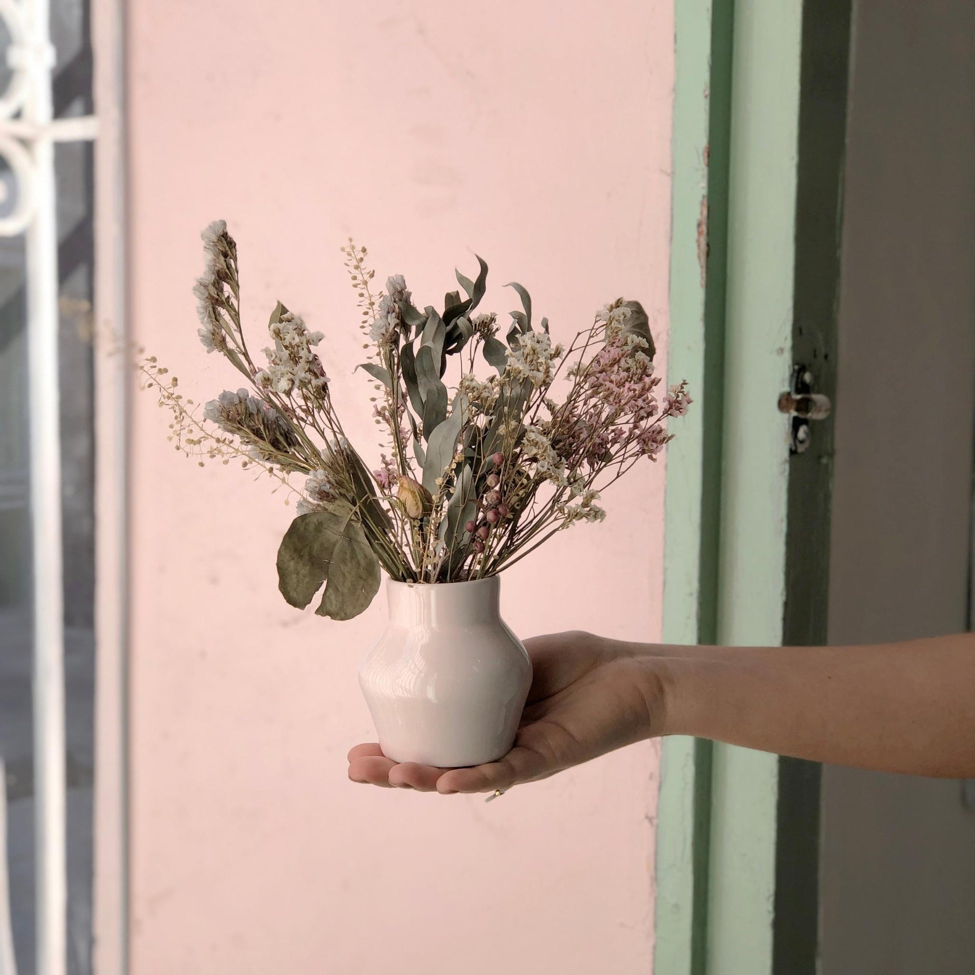 Florerito hecho artesanalmente a mano con cerámica con flores secas de larga duración