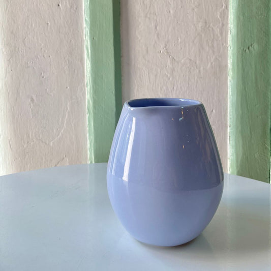 Jarra hecha a mano en cerámica color palo de sweet blue.
