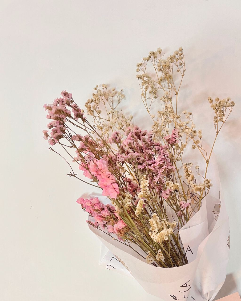 Ramo de fillers con flores secas de larga duración en tonos rosados.