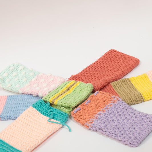 Fundas tejidas en crochet para gafas, celular, cosméticos y elementos pequeños.