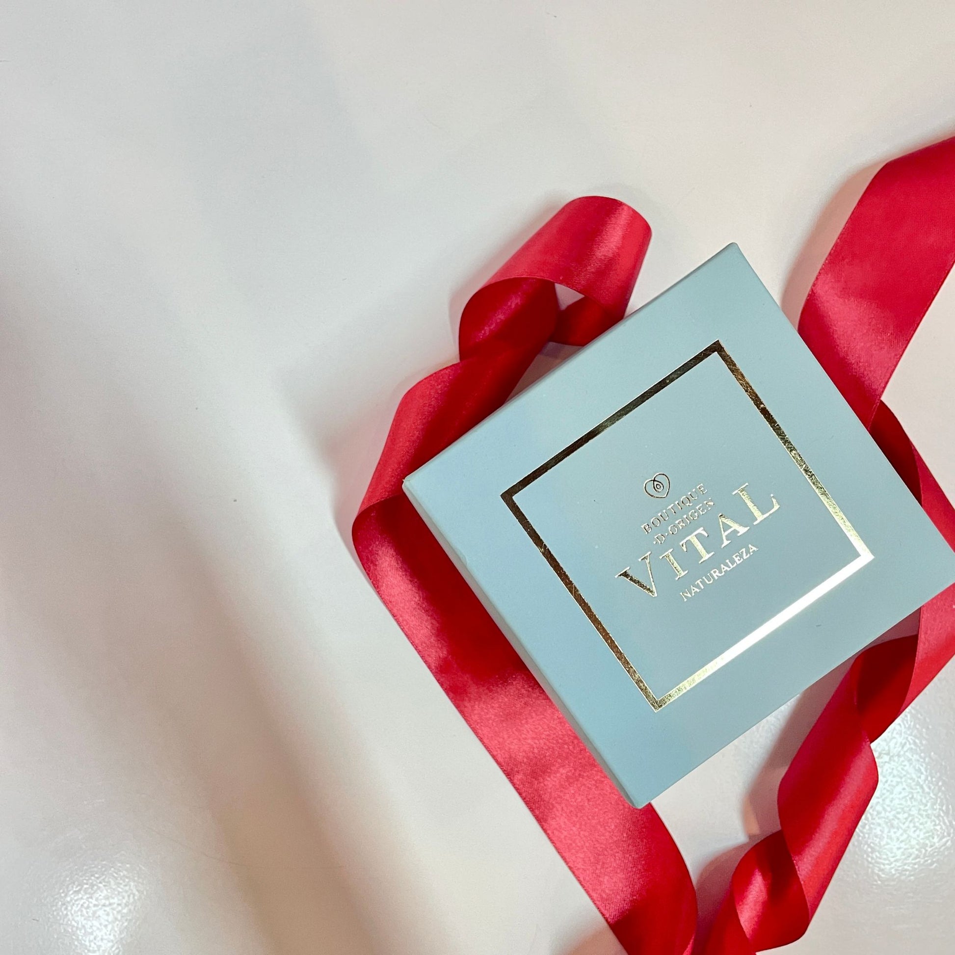 Miel de abejas trufada hecha con ingredientes naturales de alta calidad en caja de regalo azul..